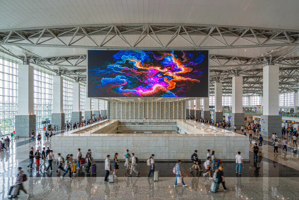 - **Alt**:Giant micro LED screen in a bright airport terminal staying vivid and readable in full daylight
- **Title**:Micro LED screen in a modern airport terminal